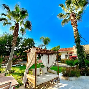 Blanche Piscine Chauffée Villa